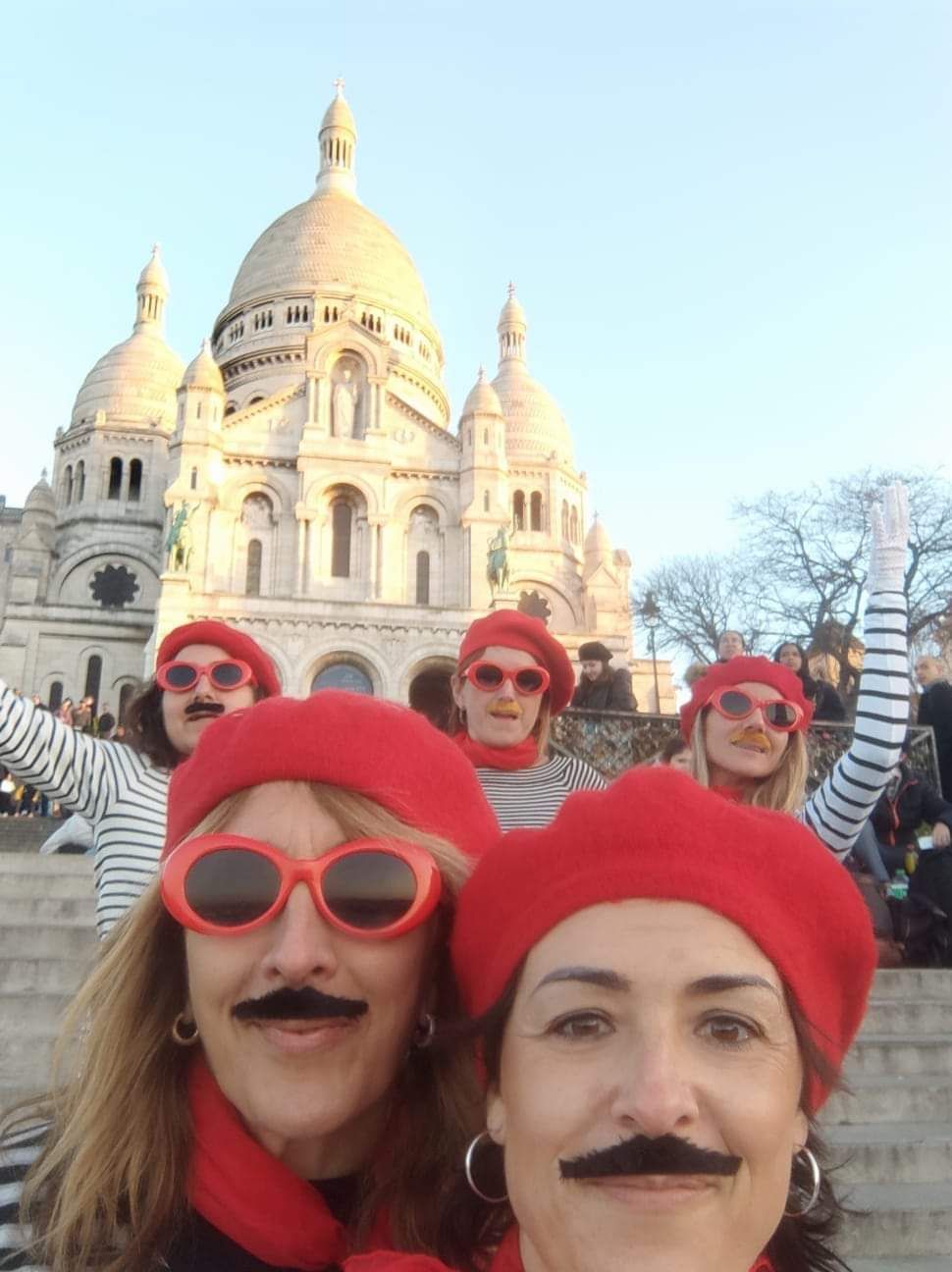 Las viajeras, ante el Sacre Coeur, en Paris.
