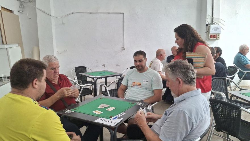 La Asociación Cultural de Guiñote de Vila-real reúne a 60 parejas en su estreno