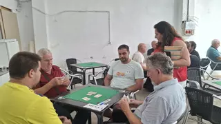 La Asociación Cultural de Guiñote de Vila-real reúne a 60 parejas en su estreno