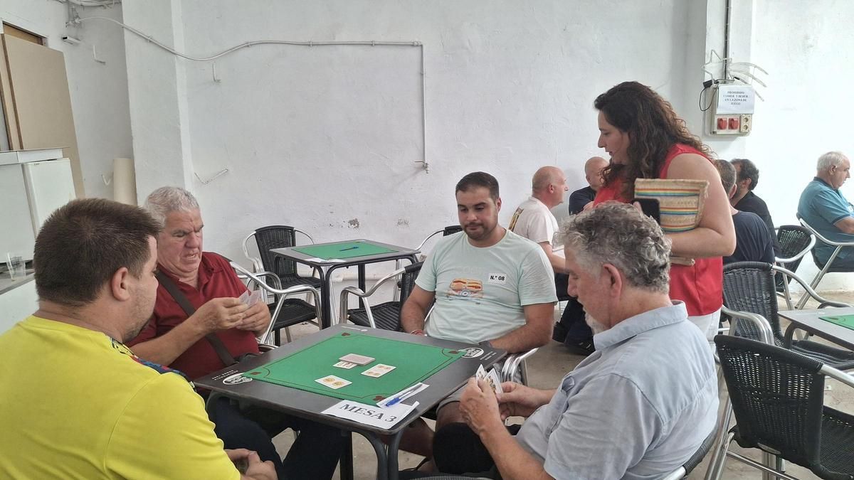 La concejala Miriam Caravaca, durante el campeonato celebrado en la sede de la Asociación de Vecinos El Roser.