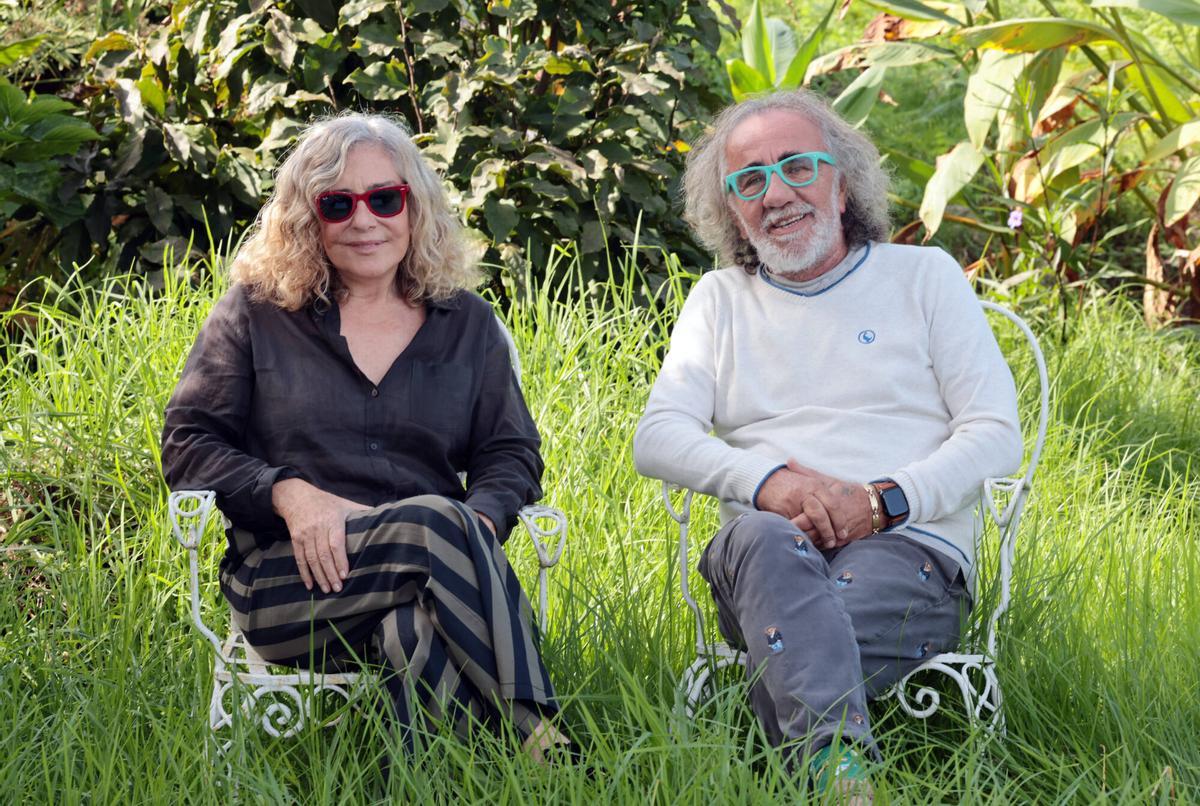 Couso (Gondomar). María Monsonís, artista y miembro del grupo musical Cómplices, junto a su pareja Teo Cardalda