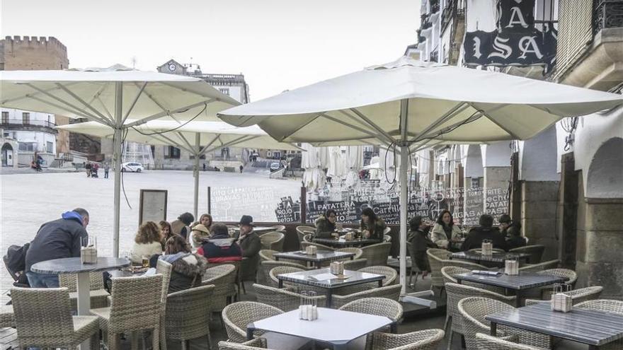 El Ayuntamiento de Cáceres estudia rebajar el coste por mesa de las terrazas de los bares