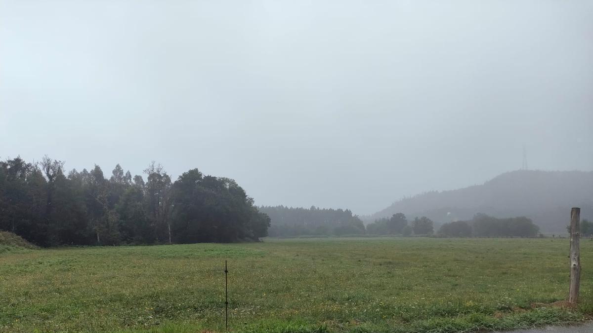 Lluvia este sábado en el municipio de Alfoz, donde resiste el verde en los campos