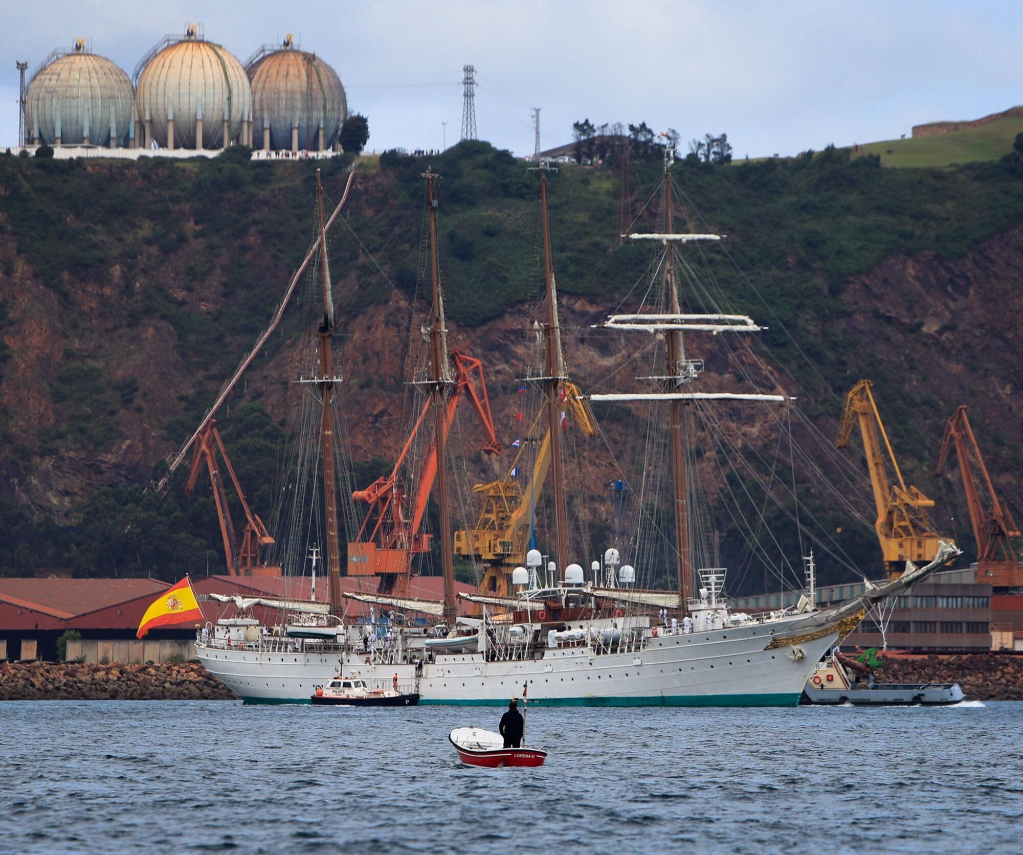 En IMÁGENES: Así fue la despedida de Leonor y el "Elcano" de El Musel en Gijón, con la Princesa maniobrando en el buque escuela
