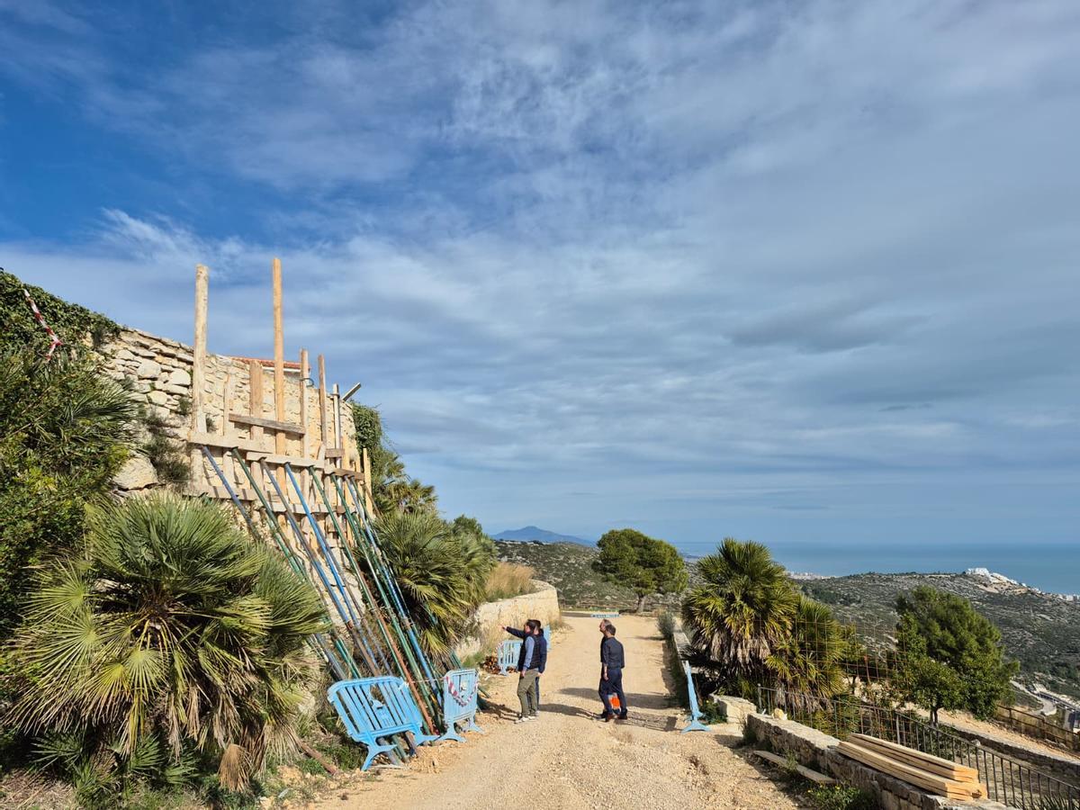 Foto de las obras para reconstruir los muros de la ermita tras los últimos desprendimientos.