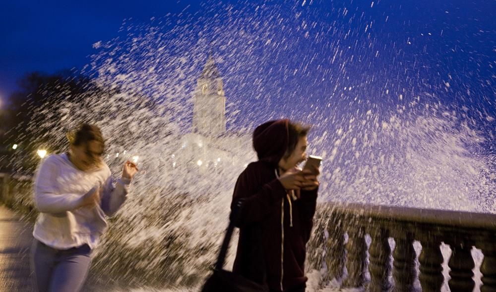 Temporal marino en Gijón.