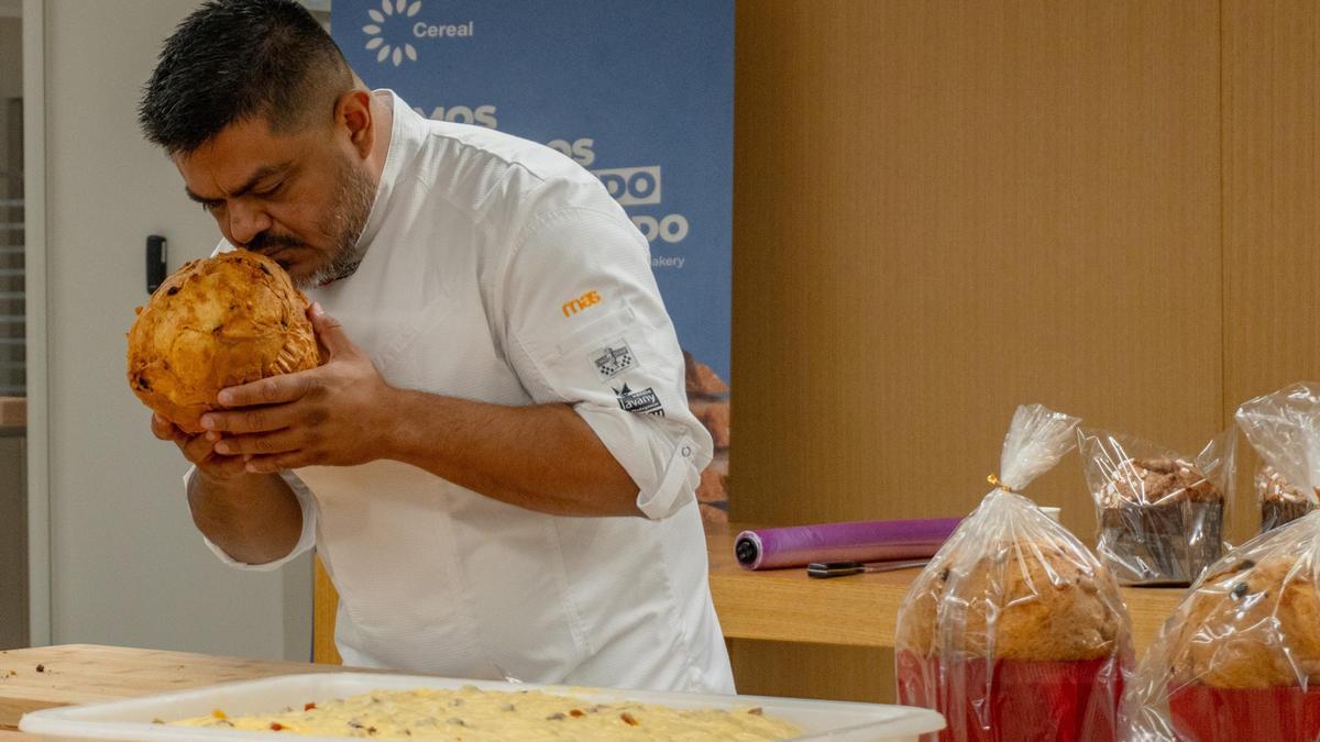 Tonatiuh Cortés, capitán de la selección española que irá al Mundial de 'panettone', huele una pieza recién elaborada.