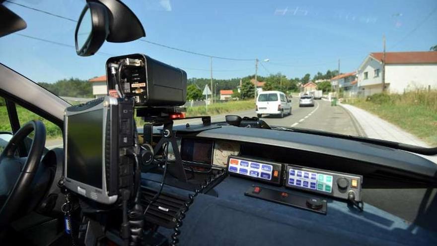 Un coche radar vigila la PO-308, en Porteliña, cerca de donde se impusieron las sanciones.