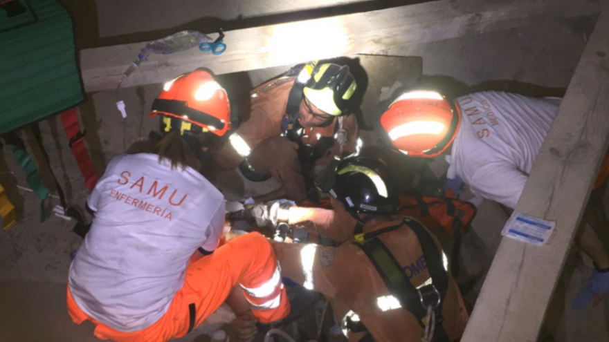 Moment del rescat de la nena que va caure a un forat de 10 metres de profunditat