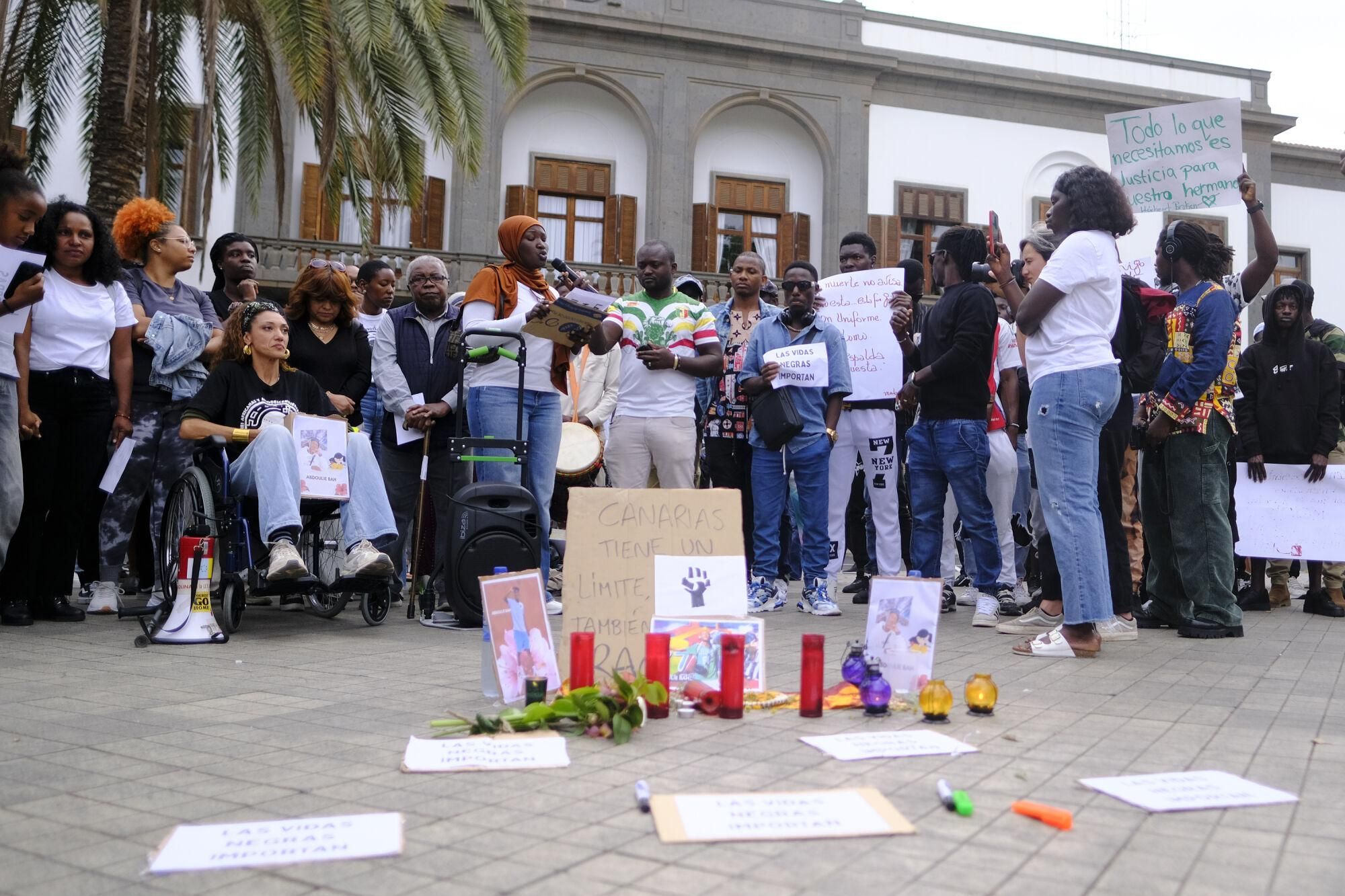 Concentración por la muerte de Abdoulie Bah en la plaza de La Feria