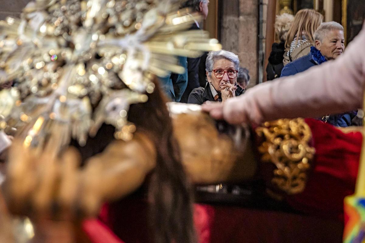 Devotos veneran el Crist de la Sang