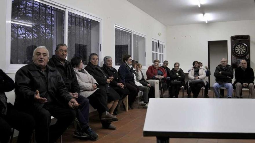 Asistentes a la asamblea, que tuvo lugar en el local social de Lalín de Arriba. // Bernabé/Javier Lalín