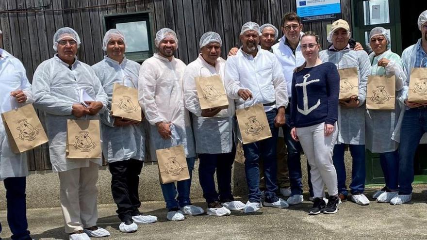 Profesionales del sector agroalimentario de Colombia visitan la fábrica de Dona Cobiña