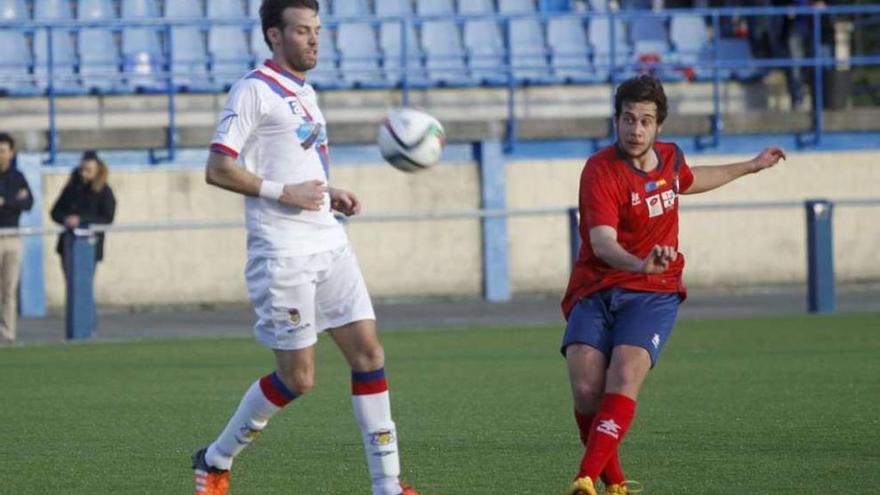 Michu, a la izquierda, ante un jugador del Astur, ayer en el Hermanos Llana.