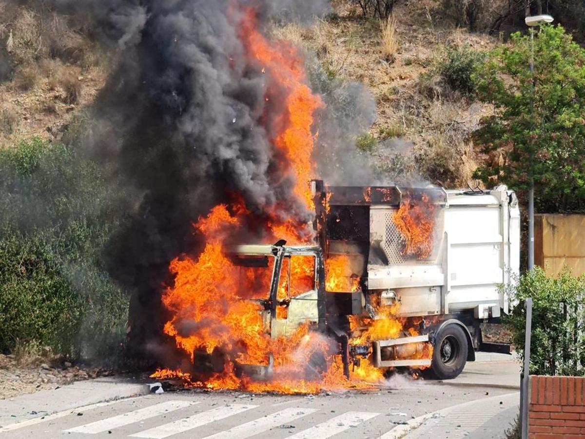 Imagen del camión que se quemó el pasado 29 de junio en la calle de Maduixer.