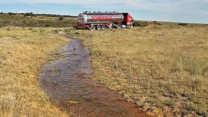 El camión de &quot;Tierras de Aliste&quot; suelta el agua recogida en el embalse del Esla.