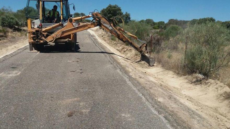 Obras en el camino de Pino del Oro a Carbajosa