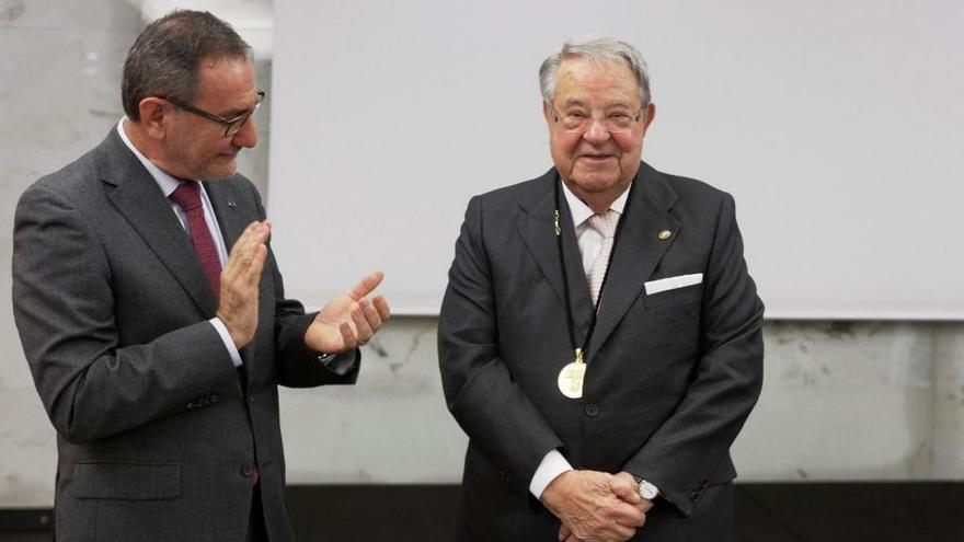 Ovación de la comunidad universitaria y empresarial a Rafael Benavent