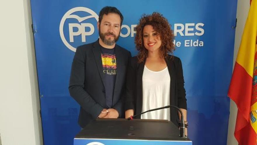 Lola González junto a los concejales del PP de Elda.