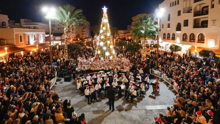 Santa Eulària da la bienvenida a la Navidad con luz y música