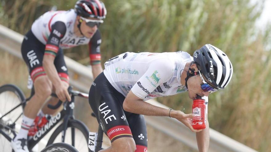 Caída de Juan Ayuso el día que estrenaba posición de podio en La Vuelta