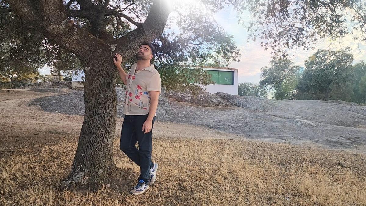 Emiliano José, junto a una encina, el árbol que da nombre a su primer sencillo.