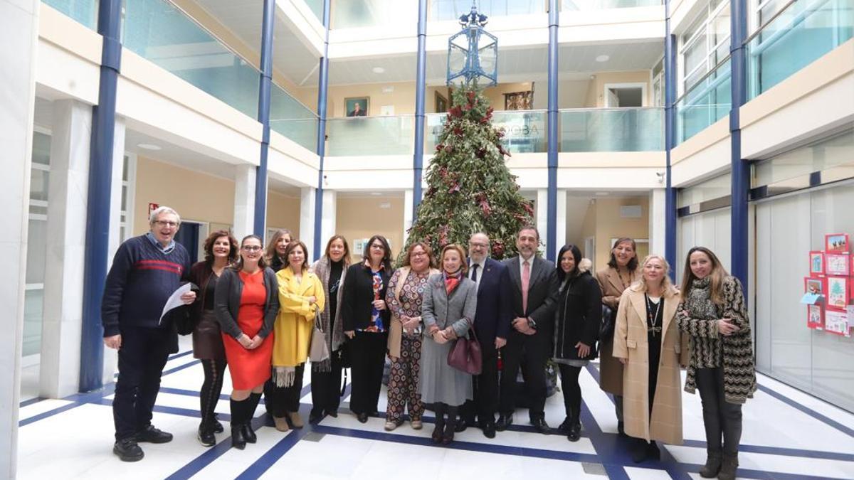 Foto del Colegio de Abogacía y las asociaciones y organizaciones tras la entrega de las ayudas.