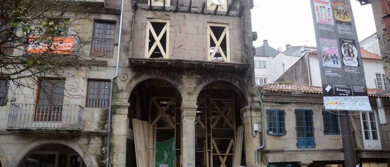 Estructuras de madera apuntalan ya las ventanas y el interior del edificio. // Rafa Vázquez