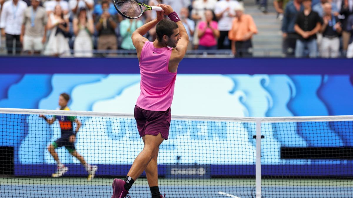 Alcaraz celebra con un swing