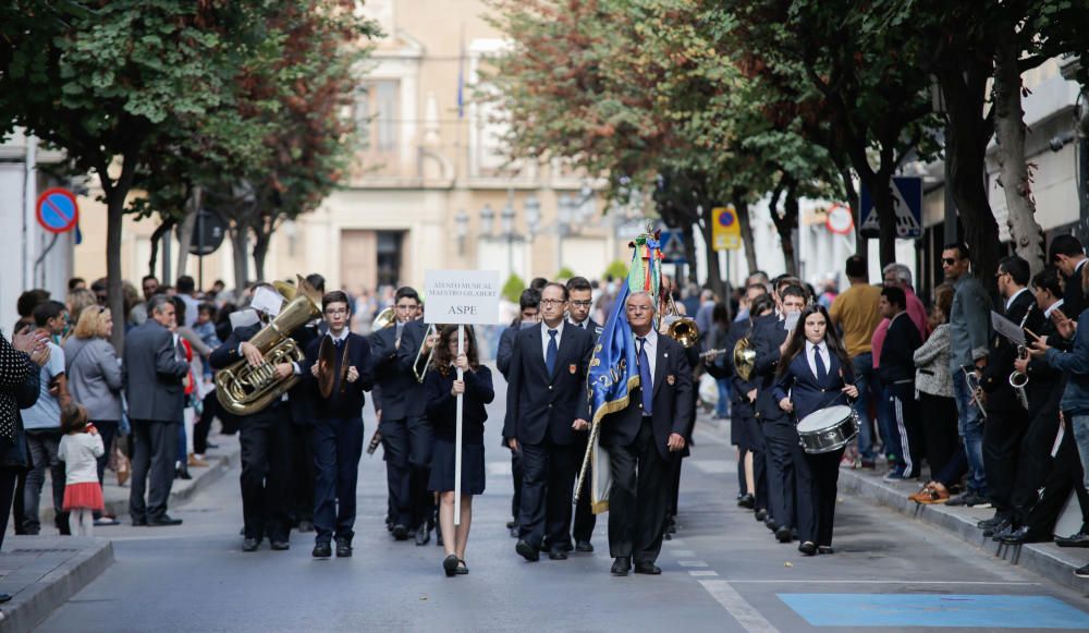 Cerca de 1.000 músicos interpretan el Pasodoble Idella en la Plaza Castelar.