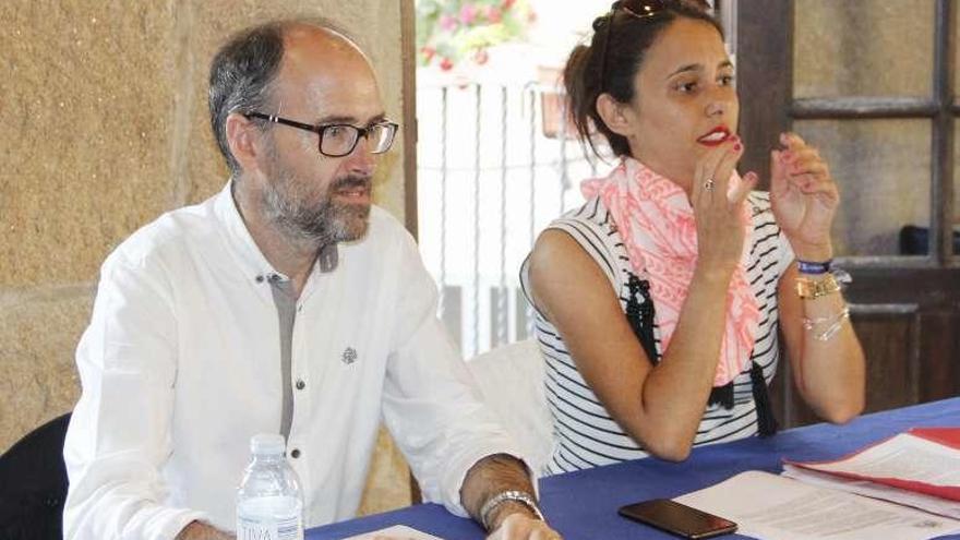 Silvia Carballo y Odilo Barreiro, ayer en la asamblea del BNG. // S.Á.