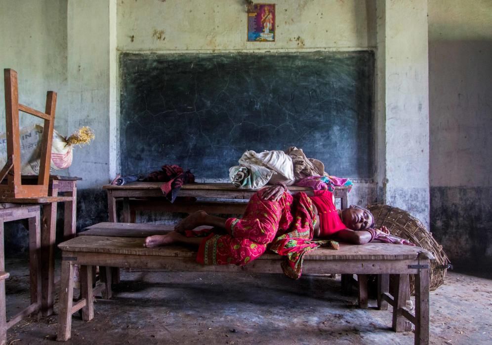 Una mujer desplazada por las inundaciones duerme en una clase del Instituto Shree Sarsawati en el pueblo de Bhalohiya en Rautahat, Nepal. REUTERS/Riwaj Rai