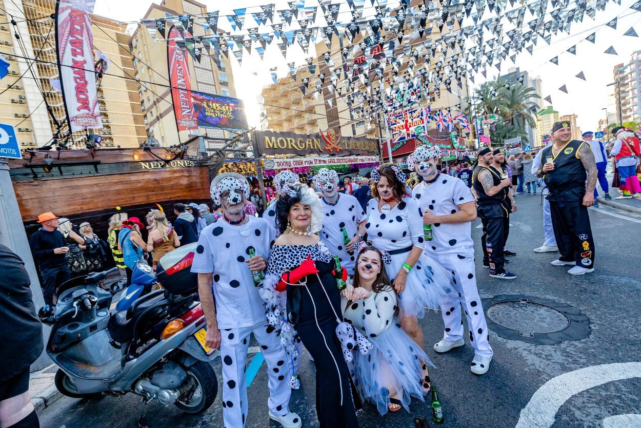 Los británicos desafían a la lluvia y celebran su "Fancy Dress Party" en Benidorm