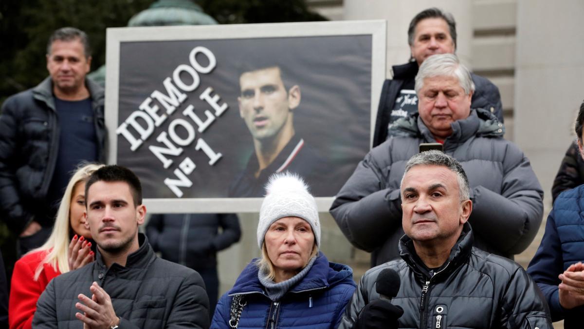 Belgrade (Serbia), 09/01/2022.- Serbian tennis player Novak Djokovic'Äôs father Srdjan Djokovic (R) addresses the demonstrators during a protest of support in Belgrade, Serbia, 09 January 2022. Tennis world number one Novak Djokovic, currently staying at a hotel-turned-detention-center in Melbourne, is fighting his visa cancellation and pending deportation in a Federal Court challenge after his visa was revoked upon landing in Australia. (Tenis, Protestas, Belgrado) EFE/EPA/ANDREJ CUKIC