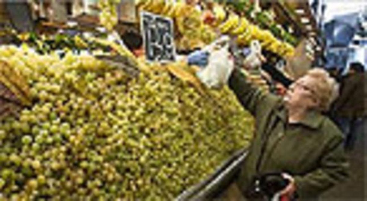 Una dona compra raïm al mercat de la Boqueria. Una dona compra raïm al mercat de la Boqueria.