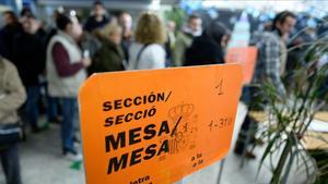 Votación en un colegio electoral de Sabadell.