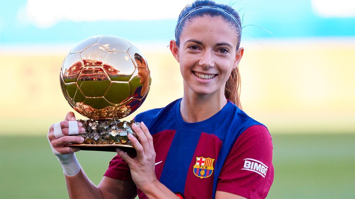 Aitana 'entrega' su Balón de oro a la afición