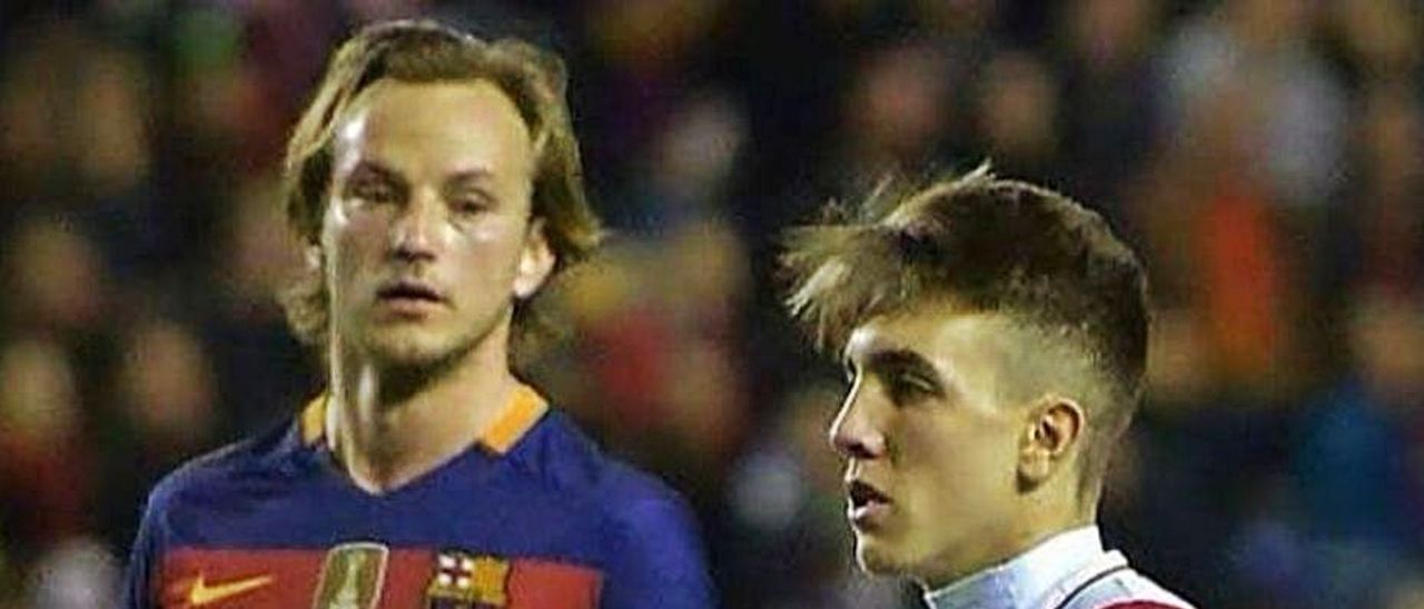 Montiel, con Rakitic, en un partido ante el Barcelona en 2016.