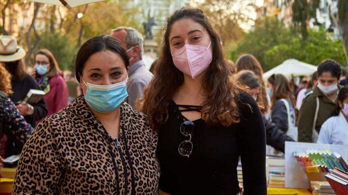  Loli Sánchez i la seua companya Noelia Carreño, a l’estand de la Llibreria Blau Press al Passeig de Vara de Rey durant la Diada de Sant Jordi.