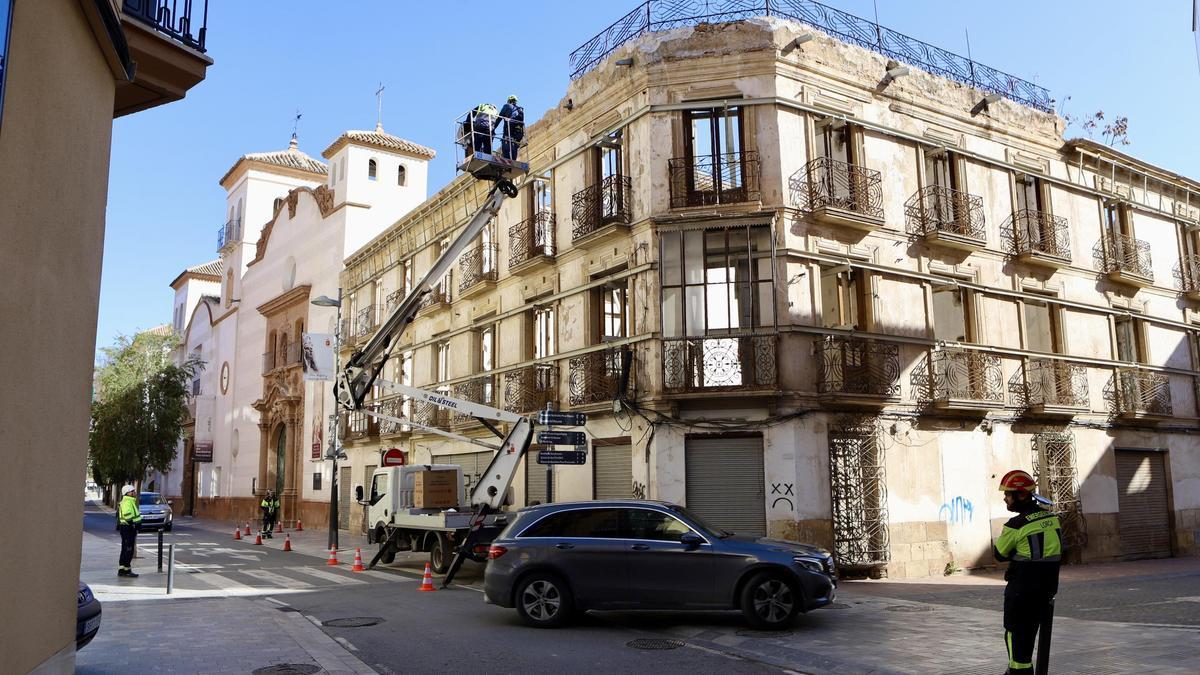 Técnicos de Emergencias revisan una fachada junto a la Capilla del Rosario.