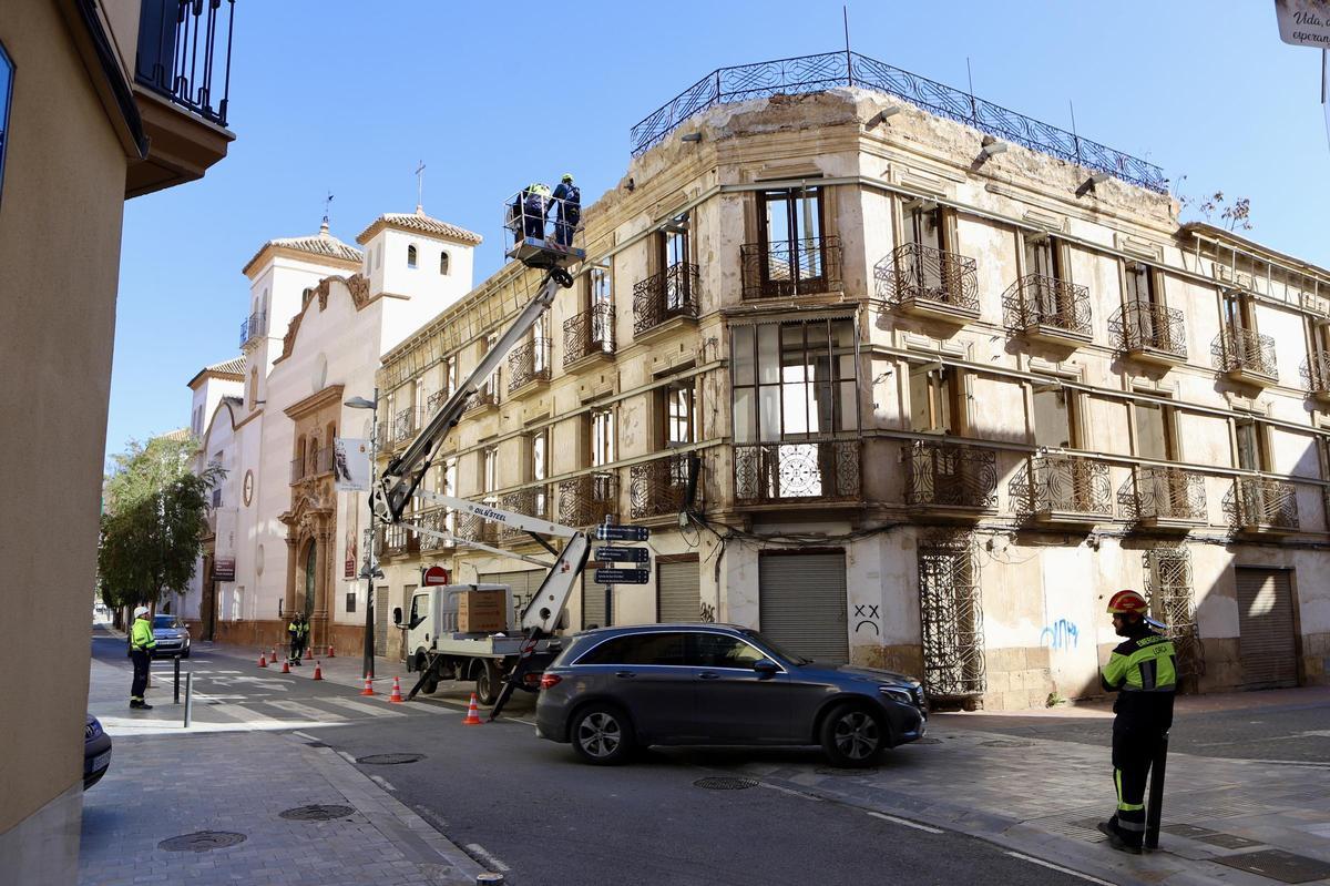 Técnicos de Emergencias revisan una fachada junto a la Capilla del Rosario.