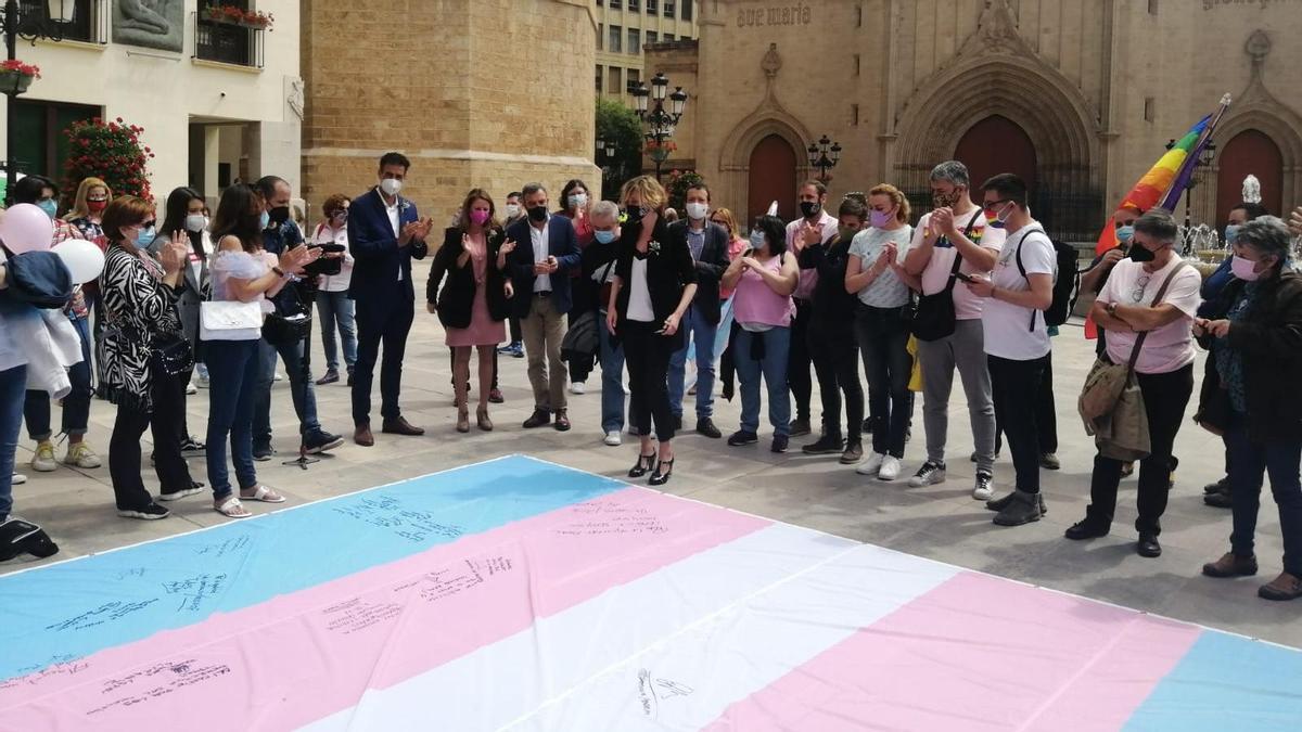 Concentración a favor de la igualdad de las personas trans en Castelló