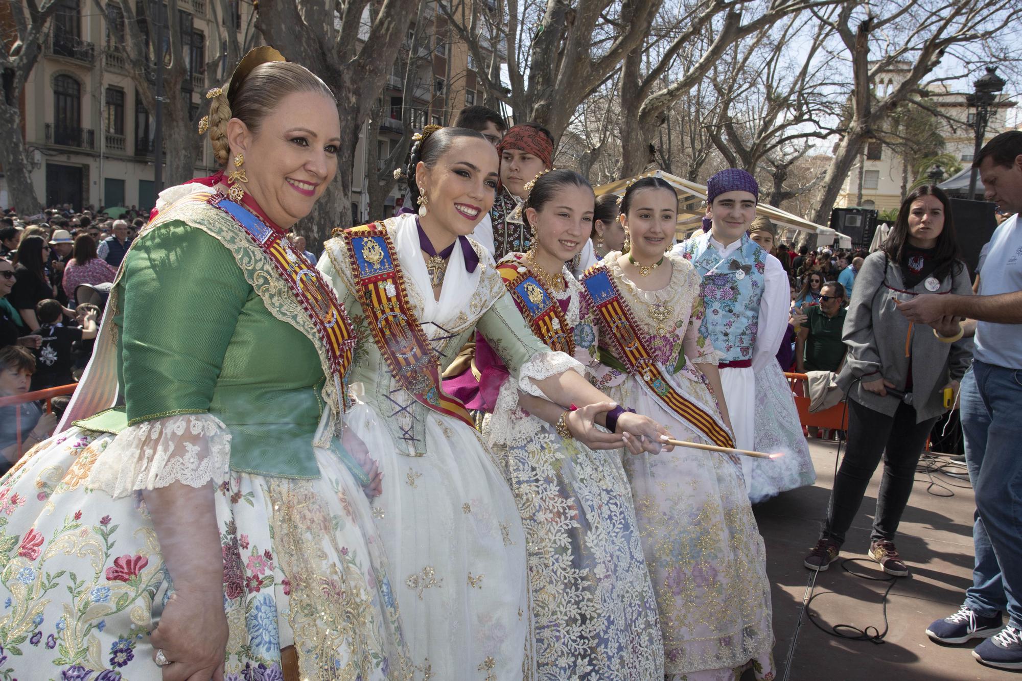 La mascletà de Caballer "retumba" en el Jardí de la Pau de Xàtiva