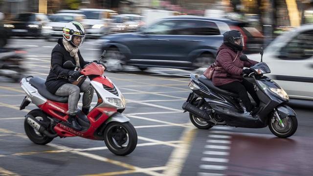 Dos motoristes circulen per Barcelona. | FERRAN NADEU