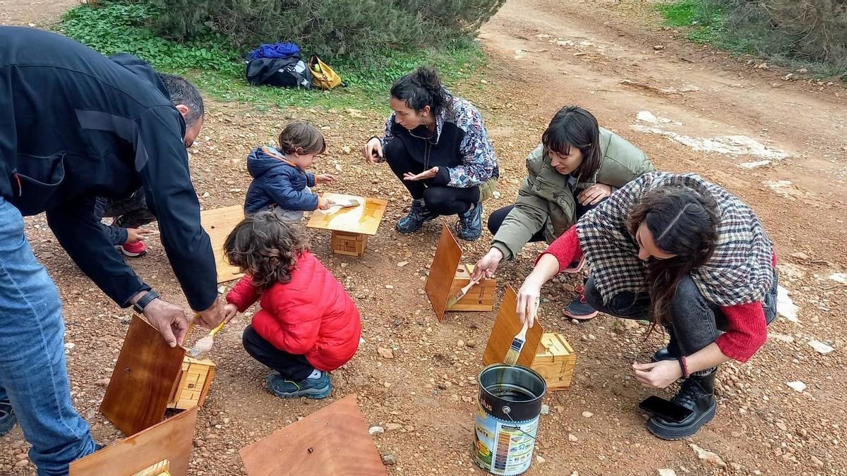 Voluntarios participan en la actividad programada por el Parque Natural.