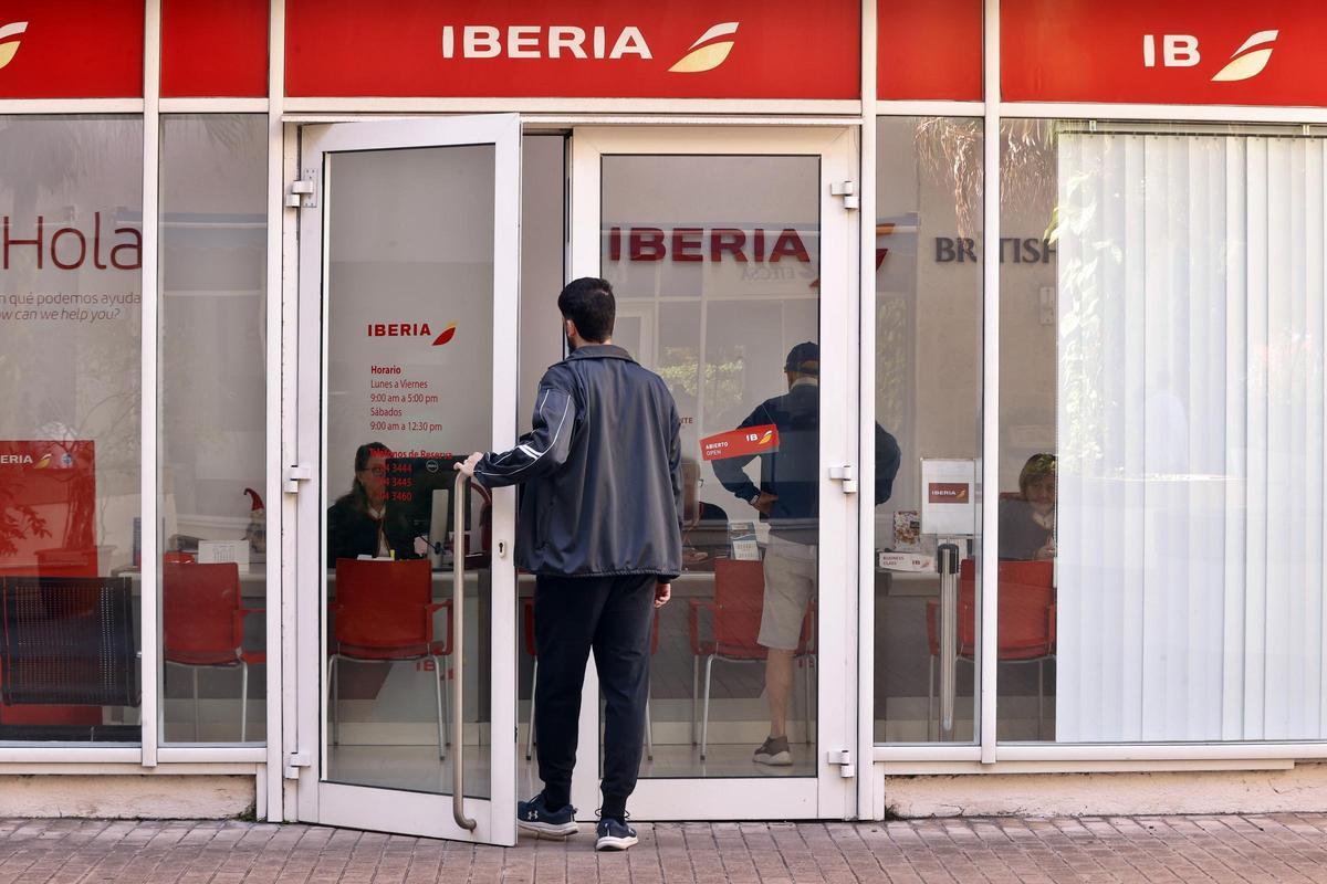 Una persona entra en una oficina de Iberia en La Habana.