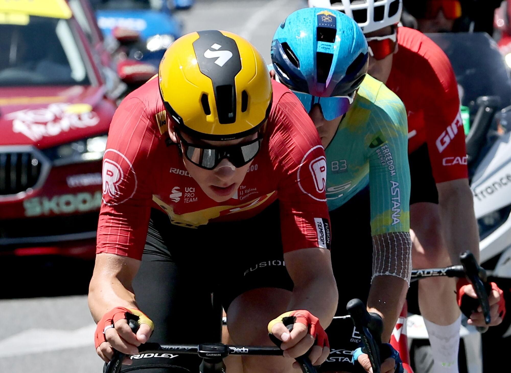 Toulouse (France), 16/07/2025.- The breakaway group of (front to back) Norwegian rider Jonas Abrahamsen of Uno-X Mobility, Italian rider Davide Ballerini of Astana team and Swiss rider Mauro Schmid of Team Jayco AlUla in action during the 11th stage of the Tour de France cycling race over 156.8km around Toulouse, France, 16 July 2025. (Ciclismo, Francia) EFE/EPA/CHRISTOPHE PETIT TESSON