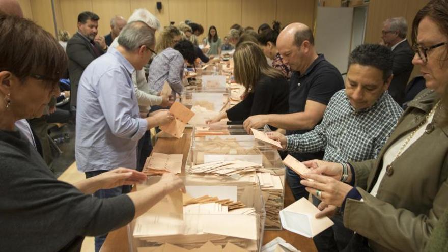 Una foto de archivo del recuento de votos.