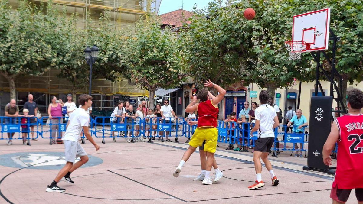 Un partido del torneo riosellano.