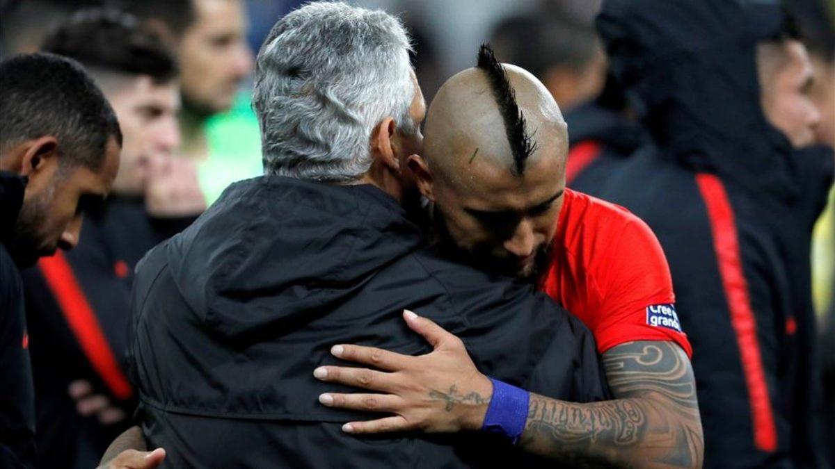 Arturo Vidal abrazándose con Reinaldo Rueda en un partido con Chile